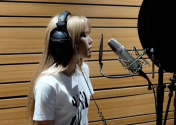 Thiều Bảo Trâm nhập vai cô gái bí ẩn trong loạt teaser comeback, ôm bạn trai giấu mặt trên biển