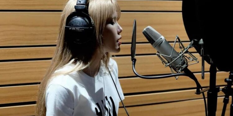 Thiều Bảo Trâm nhập vai cô gái bí ẩn trong loạt teaser comeback, ôm bạn trai giấu mặt trên biển