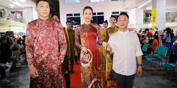 NTK Việt Hùng mang đến sự đẳng cấp cho sân chơi nghệ thuật “Chào bạn, HUTECH tuổi 27”