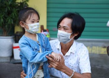 Rớt nước mắt với ước mơ của người cha nghèo “gà trống nuôi con”