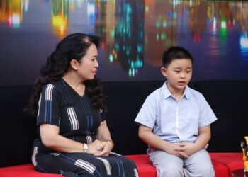 MC Ốc Thanh Vân xót xa khi cậu bé 8 tuổi không được ba thương như em trai