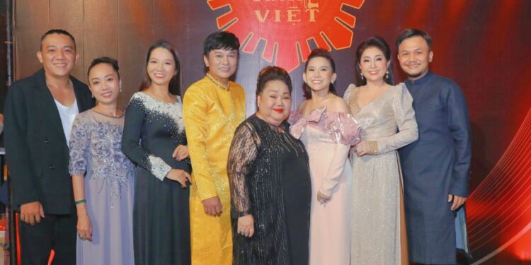 Đàn chị Ngọc Giàu hội ngộ đàn em Bạch Tuyết trên sóng Trăm Năm Ánh Việt