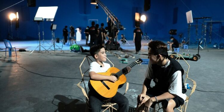 Rapper 10 tuổi bất ngờ trưởng thành trong MV Again and Again