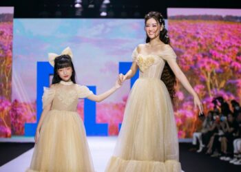 Khánh Vân hóa công chúa trong tuần lễ thời trang của Xuân Lan