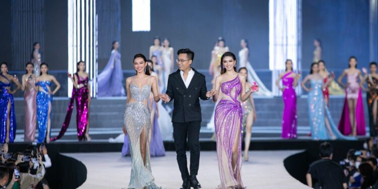 ĐỖ HÀ BỪNG SÁNG LÀM FIRST FACE, THU QUỲNH VÀ HỒNG DIỄM DẮT TAY NHAU KẾT SHOW THỜI TRANG