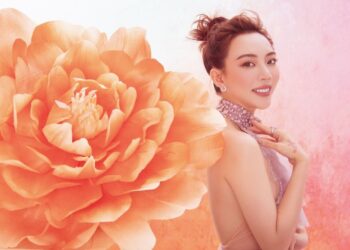 Thu Trang tạo dáng bên hoa, nhan sắc thăng hạng khác xa ở Nghề Siêu Dễ