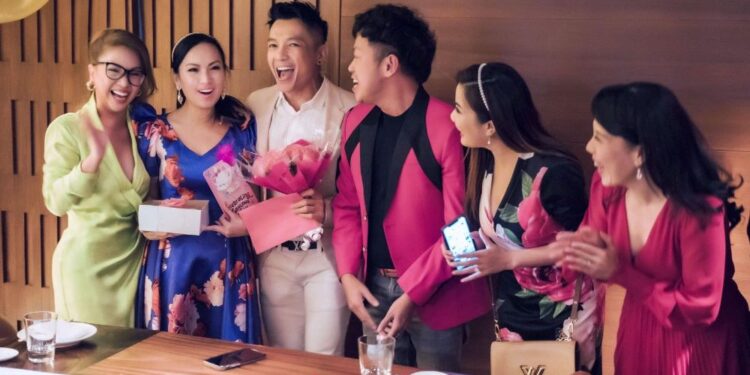 Nhiều nghệ sĩ hải ngoại bất ngờ đến chúc mừng sinh nhật ca sĩ Hà Phương