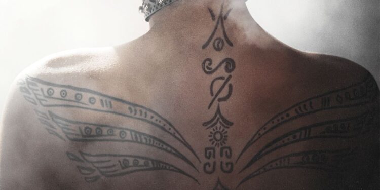 Đông Nhi khoe lưng trần và hình xăm lạ cùng caption đầy ẩn ý