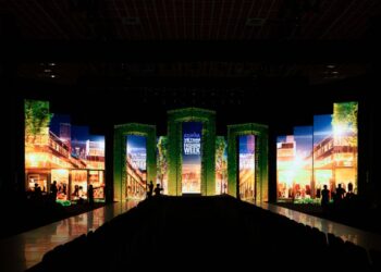 CHÍNH THỨC HÉ LỘ SÂN KHẤU HOÀNH TRÁNG CHO SỰ KIỆN THỜI TRANG LỚN NHẤT NĂM