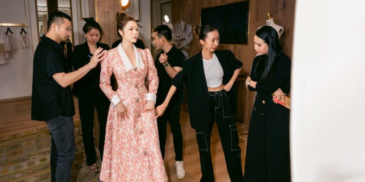 Lý Nhã Kỳ tất bật thử đồ chuẩn bị đến LHP Cannes