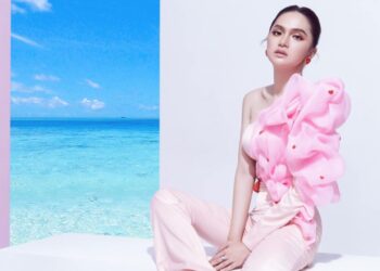 Hoa hậu Hương Giang làm giám khảo ngồi chấm Trân Đài trong đêm Bán kết và Chung kết MIQ 2022