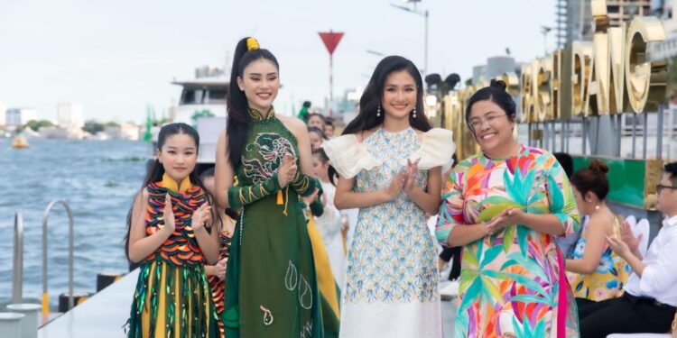 Diện áo dài Cá chép hóa Rồng, Hoa hậu Thanh Hà lộng lẫy trên sàn diễn Thời trang Walking On The River