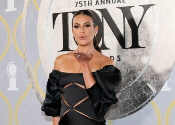 Đầm hở vai của Công Trí giúp hai mỹ nhân Hollywood tỏa sáng trên thảm đỏ Tony Awards