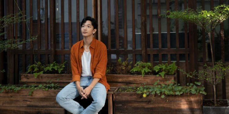 Hoàng Dũng khép lại EP GenZ Và Trịnh với Nắng Thủy Tinh