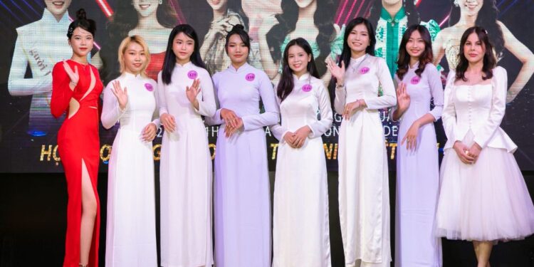 Miss Eco International Kathleen Paton sang Việt Nam huấn luyện cho thí sinh Miss Teen Việt Nam 2022