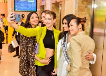 Bất ngờ khi Hoa hậu Hoàn Vũ 2021 tham quan một ngân hàng tại Việt Nam