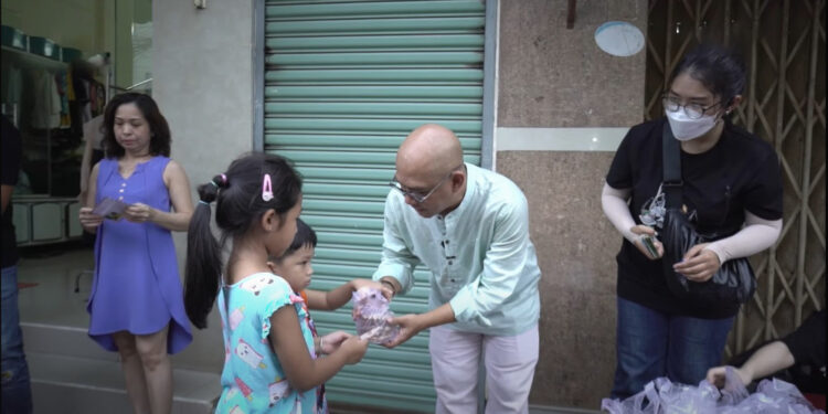 Color Man bán 1000 chiếc bánh rế, thu về hơn 90 triệu đồng giúp người phụ nữ nghèo đầy nghị lực