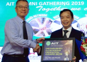 Câu chuyện tự học tiếng Anh của CEO First News – Trí Việt.