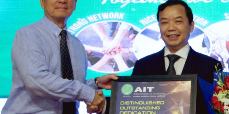 Câu chuyện tự học tiếng Anh của CEO First News – Trí Việt.