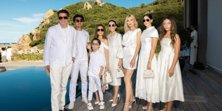 Giới siêu giàu mặc gì trong show SIXDO của Đỗ Mạnh Cường?