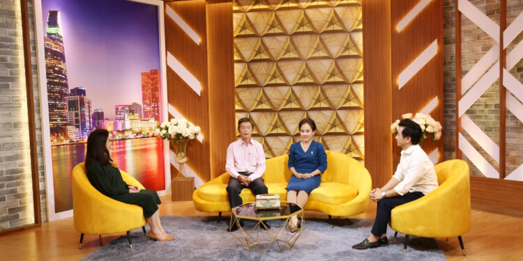 Cặp vợ chồng cách nhau 28 tuổi vượt mọi ranh giới để đến bên nhau