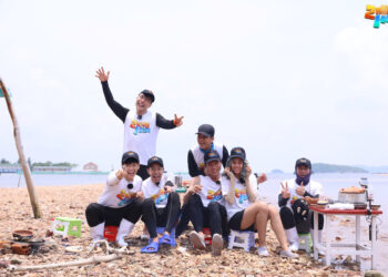 HIEUTHUHAI BẼN LẼN, LÚNG TÚNG KHI PHẢI ‘TẮM LỘ THIÊN’ CÙNG TRƯỜNG GIANG