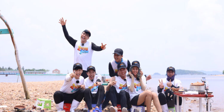 HIEUTHUHAI BẼN LẼN, LÚNG TÚNG KHI PHẢI ‘TẮM LỘ THIÊN’ CÙNG TRƯỜNG GIANG