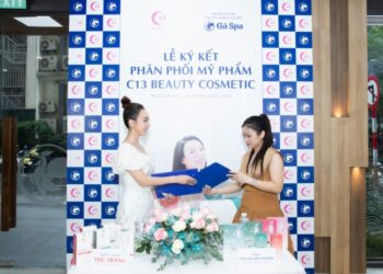 Thu Trang diện váy trắng, xách túi hiệu Dior đi ký kết sản phẩm 