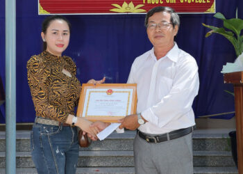 HOA HẬU THIỆN NGUYỆN LÝ KIM NGÂN THĂM VÀ TẶNG LỄ PHỤC TỐT NGHIỆP CHO HỌC SINH TRƯỜNG TIỂU HỌC HOÀ BÌNH – TÂY NINH