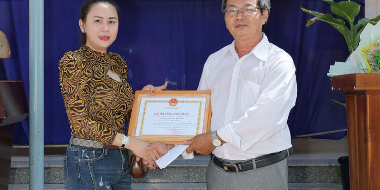 HOA HẬU THIỆN NGUYỆN LÝ KIM NGÂN THĂM VÀ TẶNG LỄ PHỤC TỐT NGHIỆP CHO HỌC SINH TRƯỜNG TIỂU HỌC HOÀ BÌNH – TÂY NINH