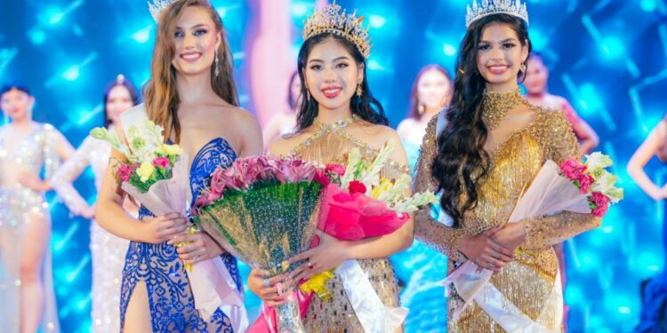 Hoa hậu Ngô Ngọc Gia Hân rạng rỡ ngày về nước sau đăng quang