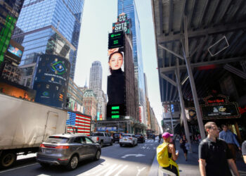 Trước thềm comeback, hình ảnh Bảo Anh xuất hiện tại quảng trường Thời Đại ở Mỹ