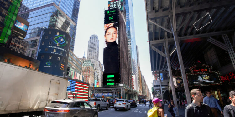 Trước thềm comeback, hình ảnh Bảo Anh xuất hiện tại quảng trường Thời Đại ở Mỹ