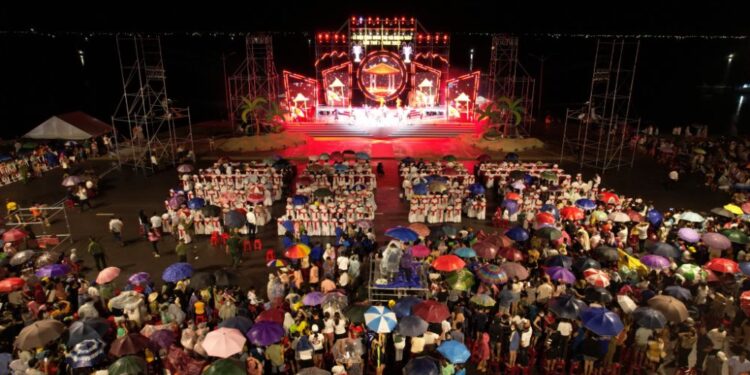 Lễ hội Tôm hùm, những người con thị xã Sông Cầu sẵn sàng đội mưa chào đón