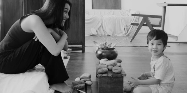 Hoàng Oanh hạnh phúc bên con trai Max