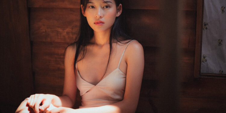 Only C hát về cảm xúc người đàn ông bị mắc kẹt trong mối quan hệ một chiều