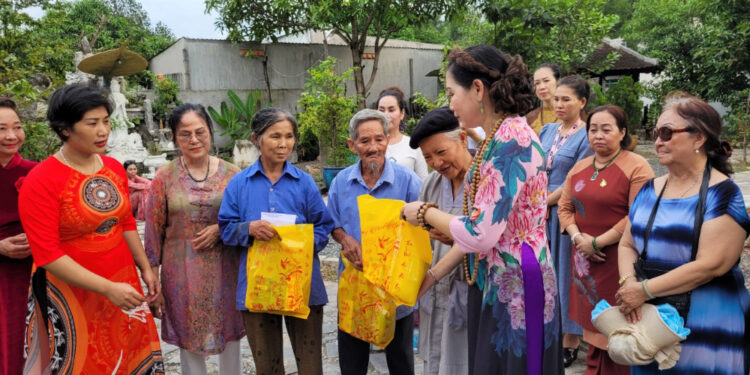 CLB Ca nhạc dân tộc: Thời trang xưa và nay và Hành trình Tâm An