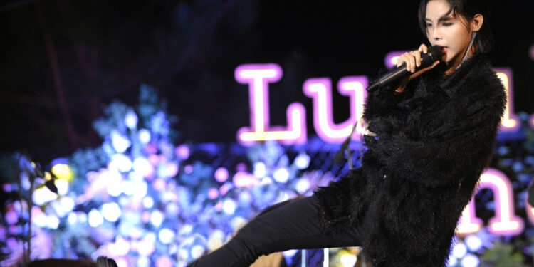 Xem lại concert đầu tiên, Vũ Cát Tường bồi hồi: “Năm đó tôi quá liều lĩnh khi không có nhiều tiền trong tay”