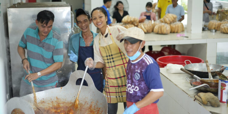 H’Hen Niê, Bảo Ngọc mang niềm vui đến bệnh nhân bệnh viện Nhân Ái