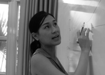 Kathy Uyên: “Khoảnh khắc MONO khum người xuống và khóc, tôi biết mình không thể từ chối bạn trẻ này” !