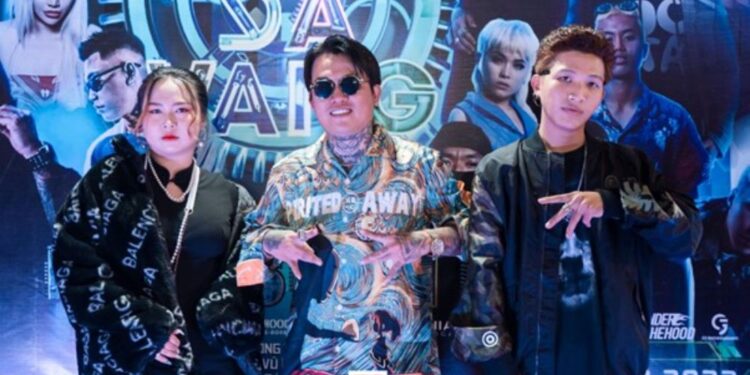 Long Mộng Gà cùng anh em Rappers quẩy banh Bùi Viện tại Rap show “Dân Chơi Da Vàng”.