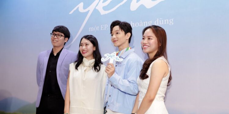 Hoàng Dũng phát hành EP Yên và MV Ném Câu Yêu Vào Không Trung, đưa khán giả trở về thời thanh xuân tươi đẹp