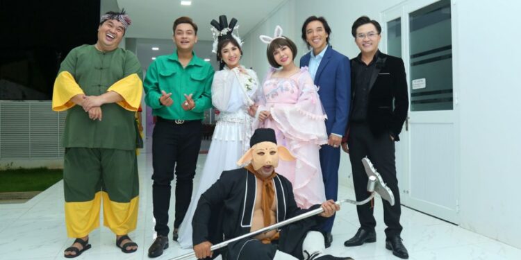 VIỆT HƯƠNG HÓA THỎ NGỌC ĐÓN TRUNG THU SỚM CÙNG CÁC EM NHỎ