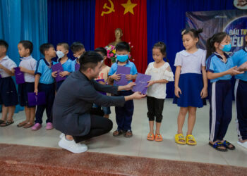 Dùng 300 triệu tiền thưởng để thiện nguyện, Hoàng My hạnh phúc khi thấy được niềm vui của trẻ em nghèo khi nhận cặp mới đến trường