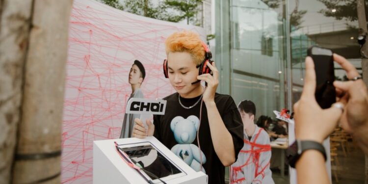 Karik xuất hiện bất ngờ tại sự kiện nghe thử ca khúc mới, hội ngộ học trò Rap Việt