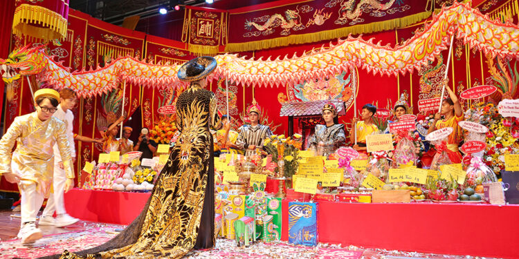 Đông đảo nghệ sĩ đến dâng hương thành tâm khấn vái tại sân khấu Trịnh Kim chi