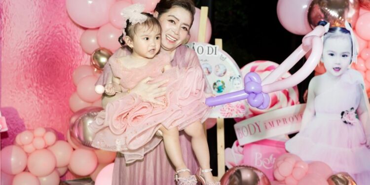 Gia đình sao Việt đến chúc mừng sinh nhật con gái Thu Thuỷ