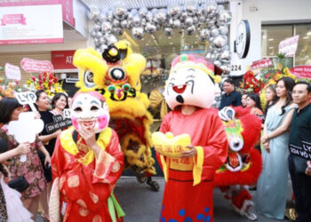 Diễn viên Ngọc Lan gây chú ý với nhan sắc trẻ trung cùng dàn sao đến chung vui khai trương thương hiệu thời trang LYP