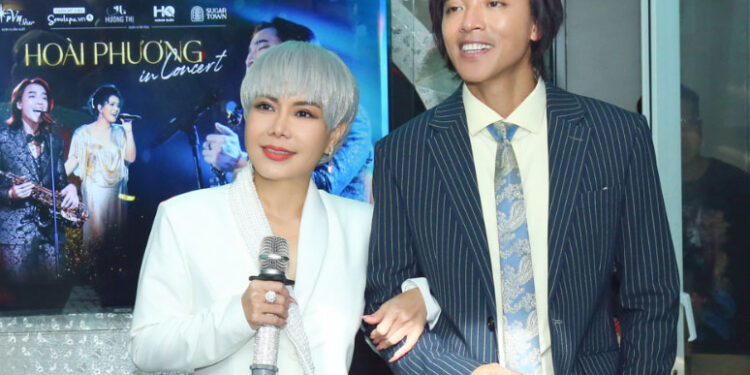 Việt Hương – Hoài Phương tay trong tay đến buổi giới thiệu liveshow “Hoài Phương In Concert”