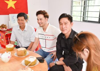 Tùng Anh, Đoàn Minh Tài và đạo diễn Lê Minh cùng doanh nhân Nguyễn Vũ Linh trao nhà tình thương